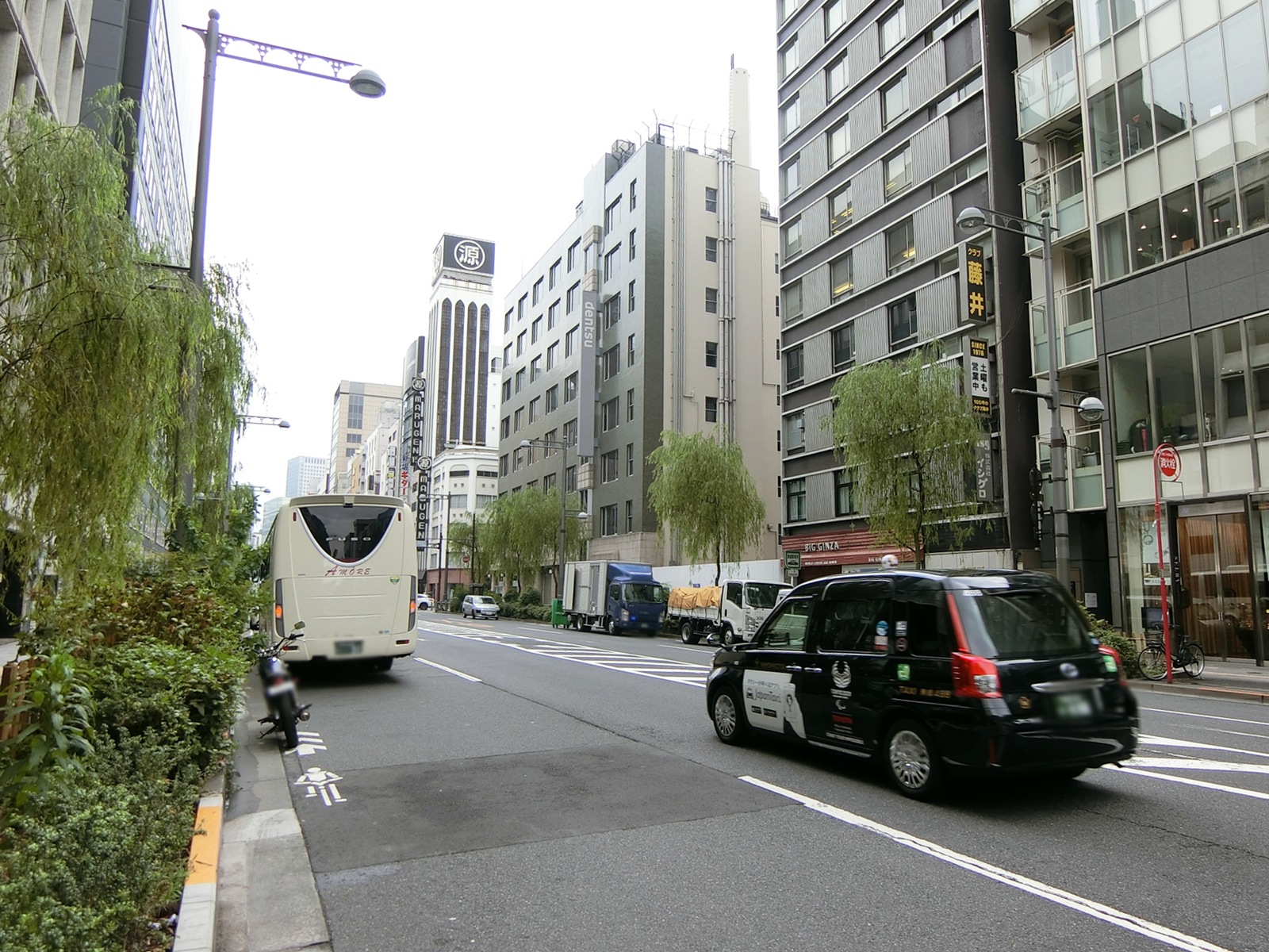 曽根ビル前面の外堀通り