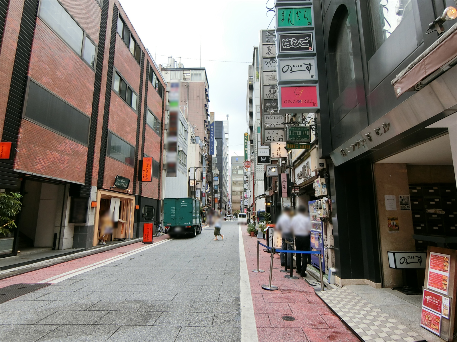 花椿ビル前面の数奇屋通り