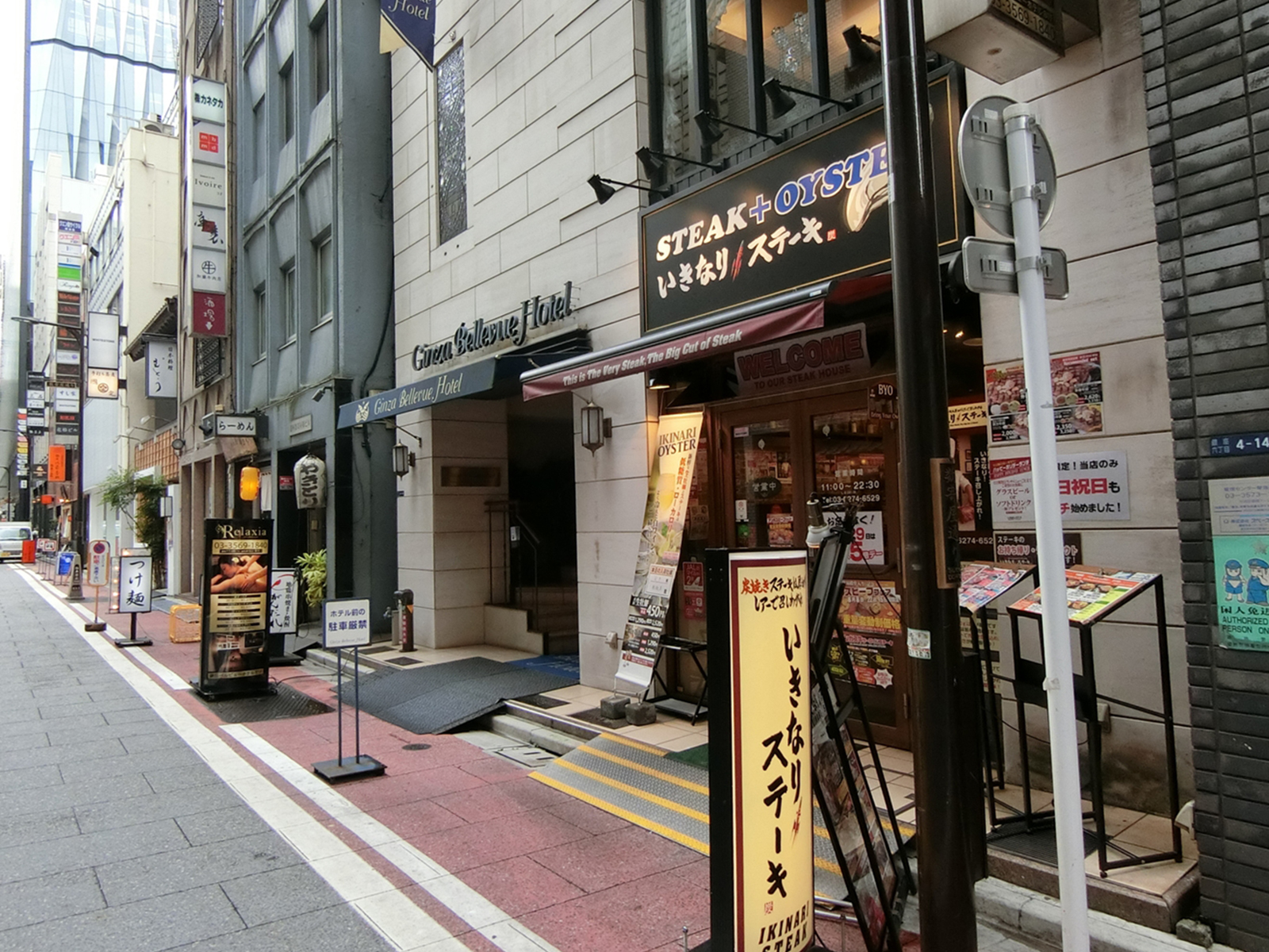 付近には飲食店が多数