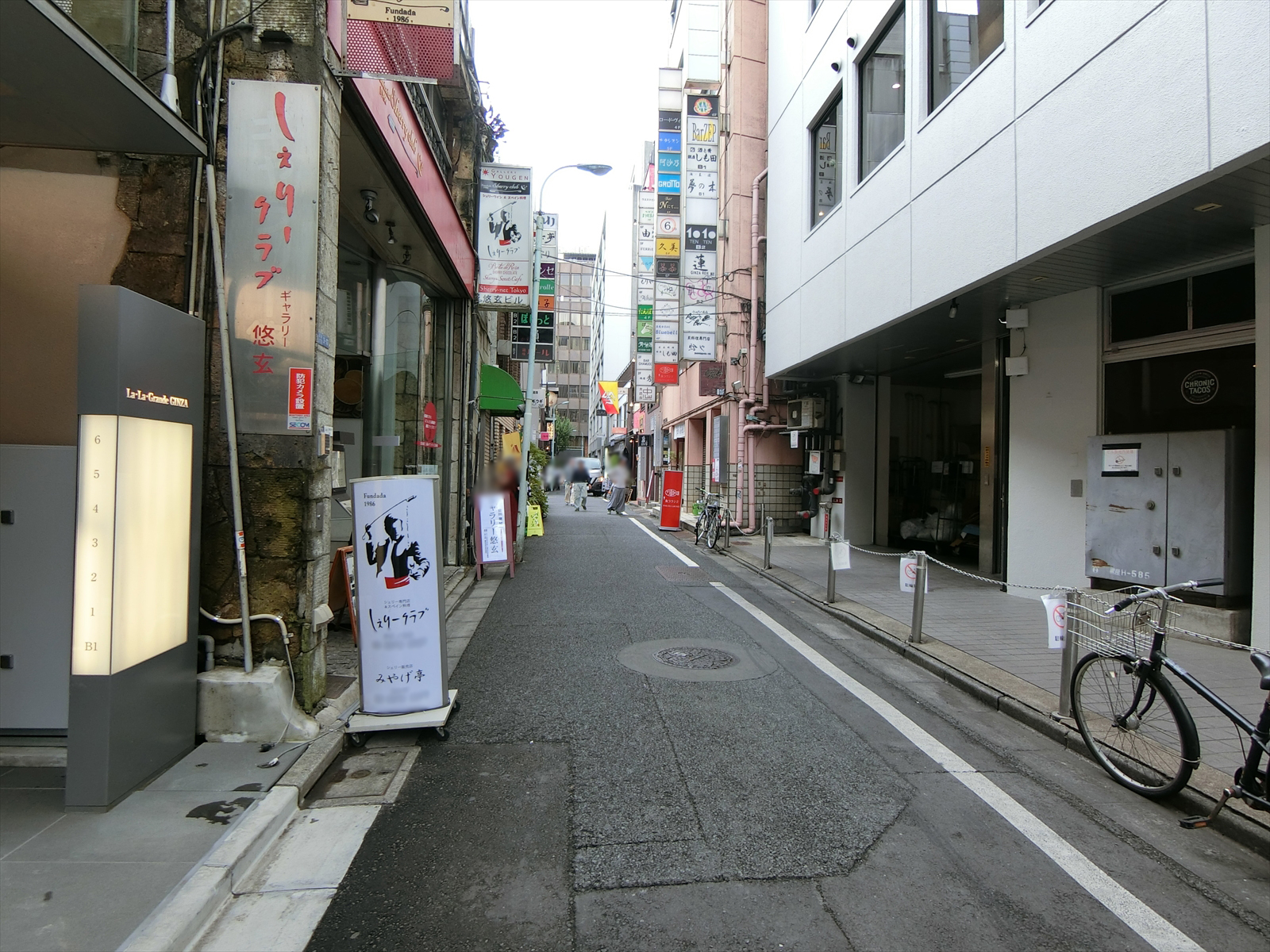 悠玄ビル前面の通り