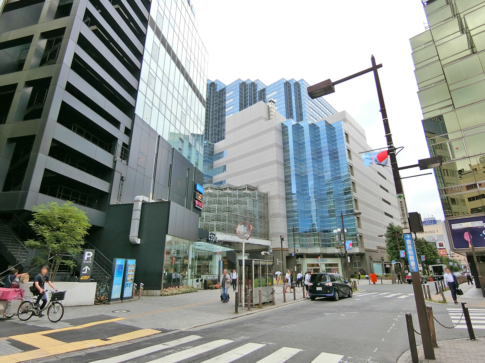 周辺は店舗やオフィスが多いエリア