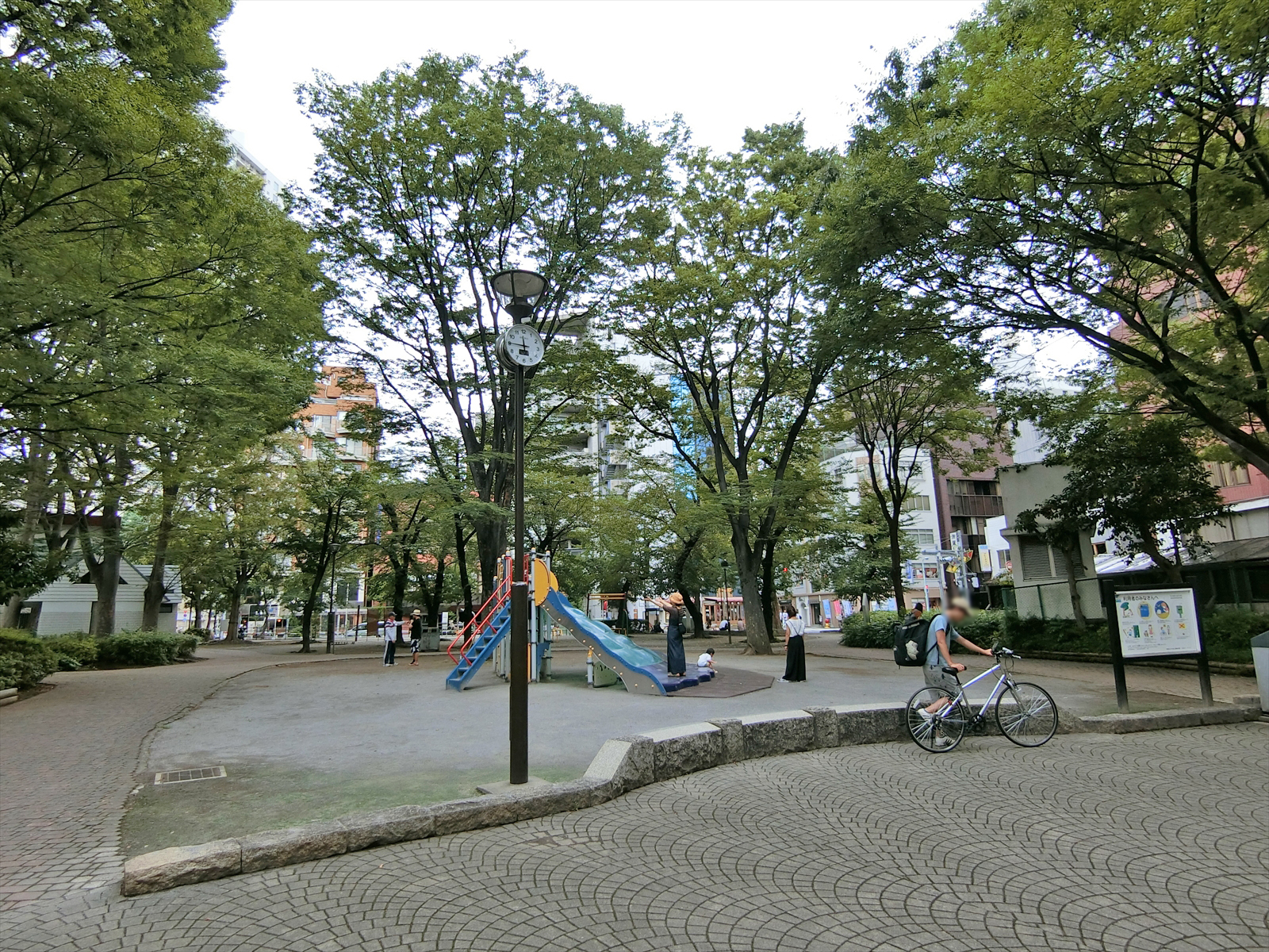 近くの西池袋公園