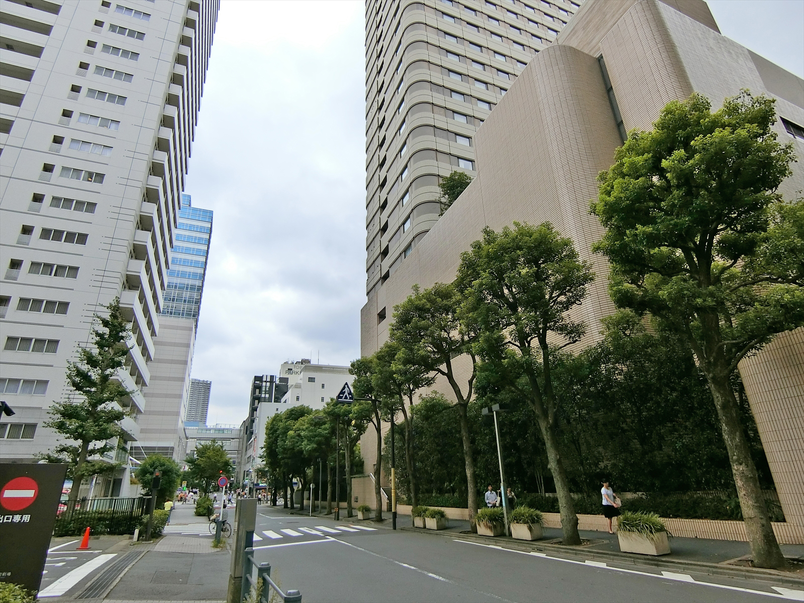 周辺はオフィス街