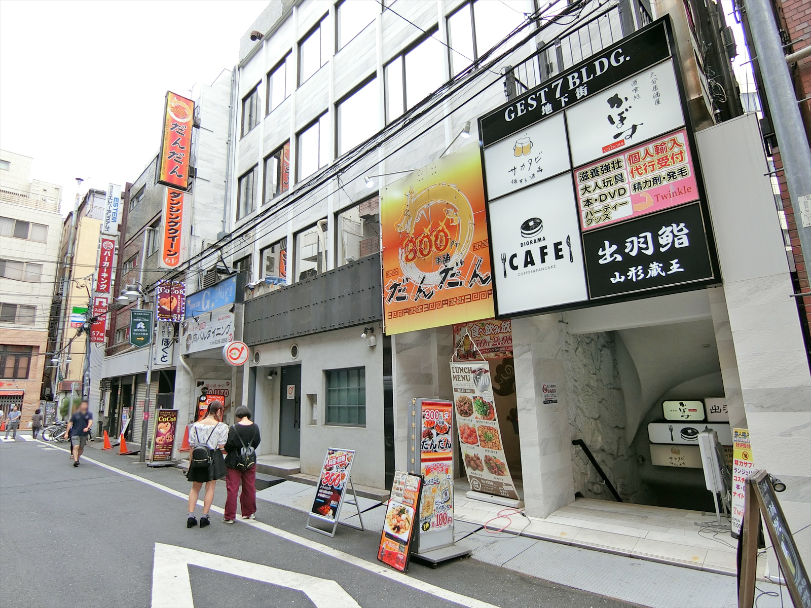 付近には飲食店が豊富