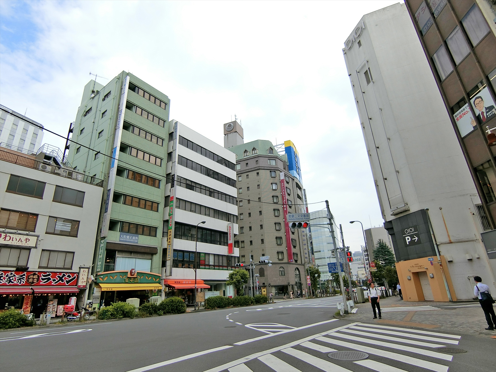 周辺はオフィスや店舗が多いエリア