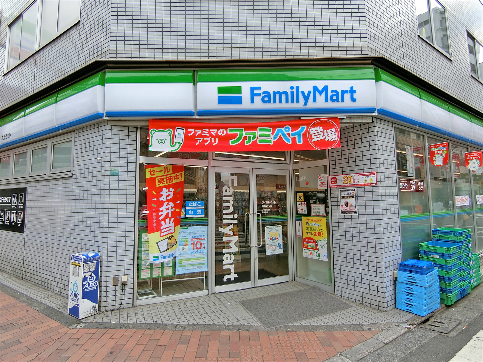 同じ並びのファミリーマート立教通り店