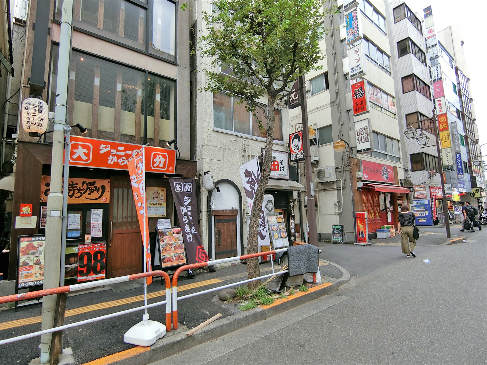 付近には飲食店が充実