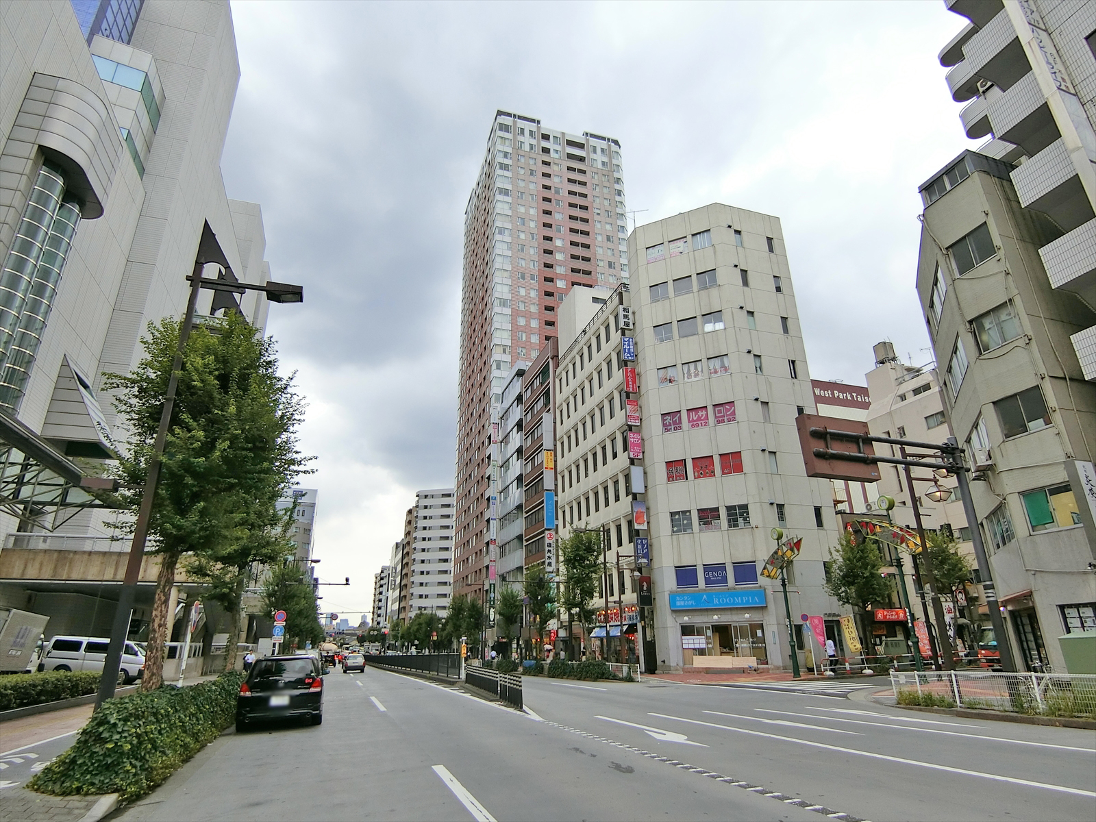 劇場通り沿いに立地