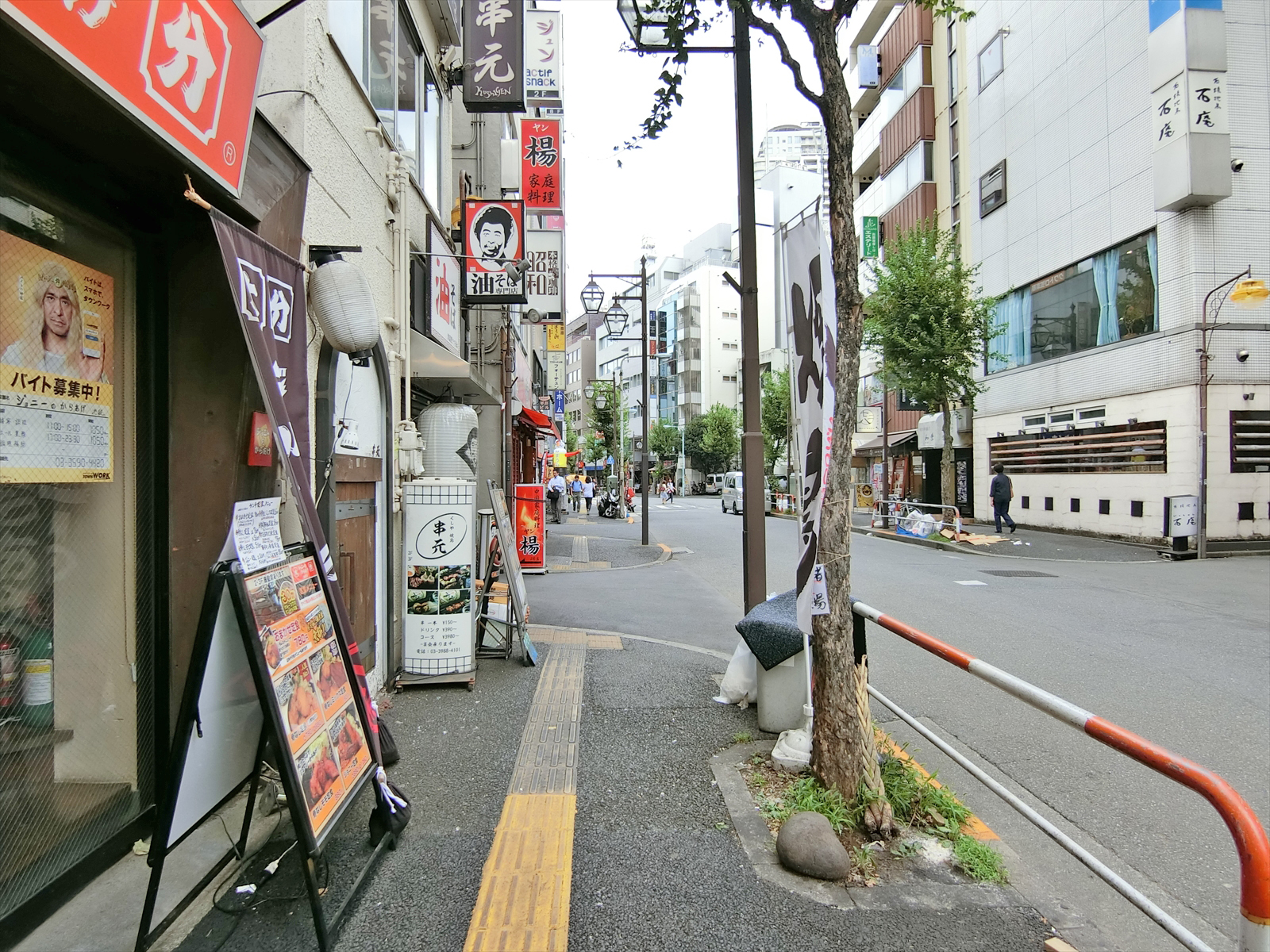 相馬屋ビル前面の通り