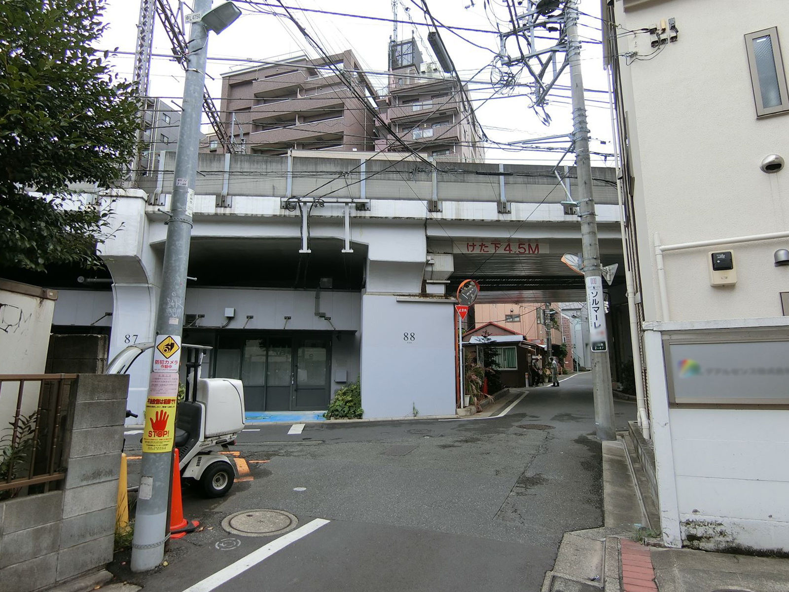 司ビル前面の通り