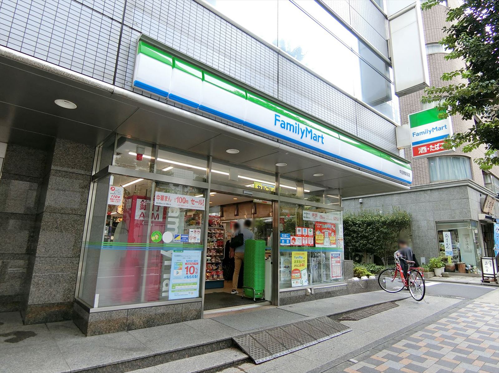徒歩1分のファミリーマート