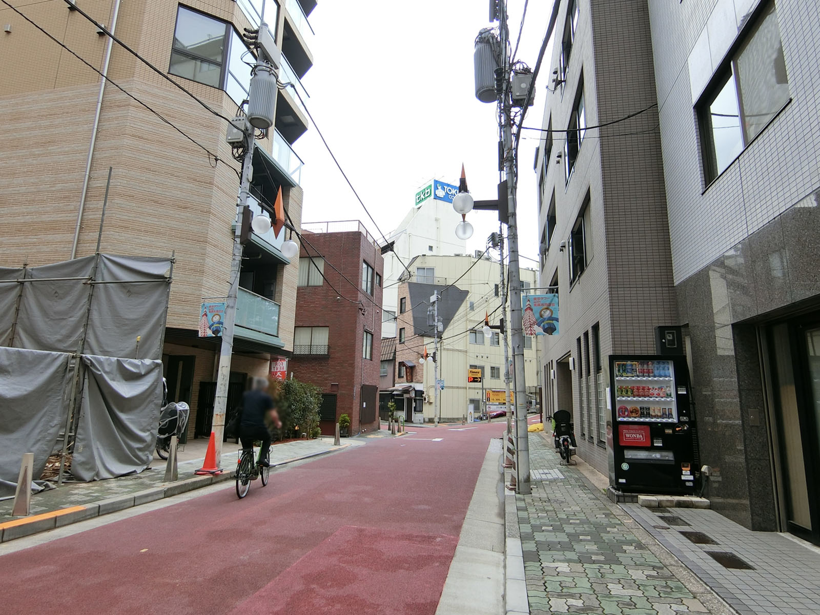 麻布保坂ビル前面の通り