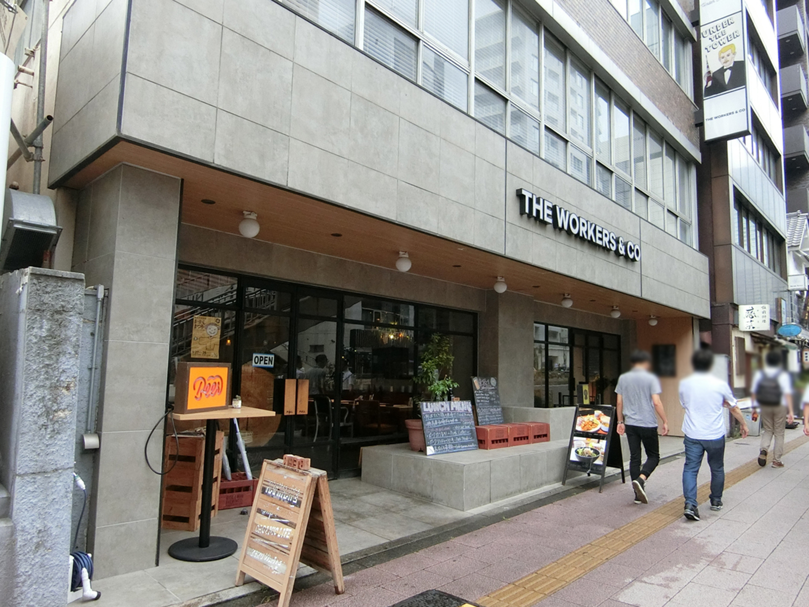 周辺にはカフェなど飲食店が多数