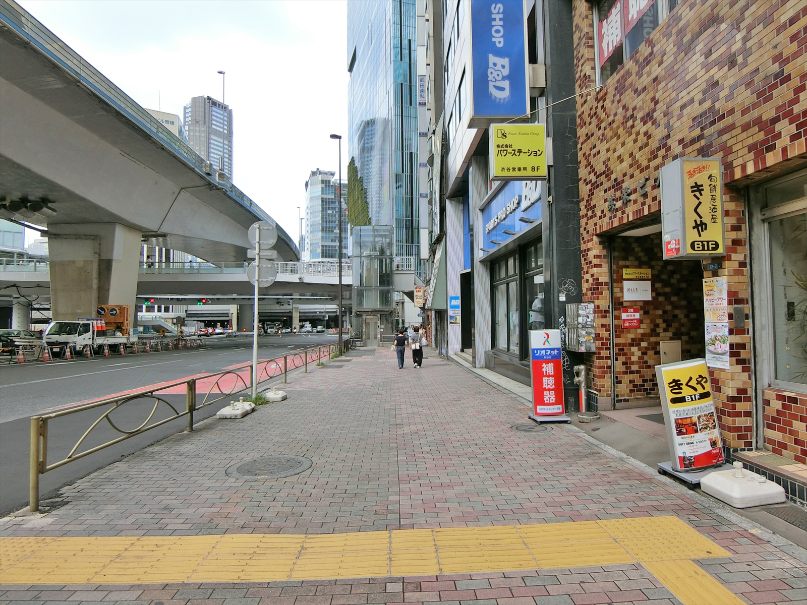 渋谷新生ビル前面の通り