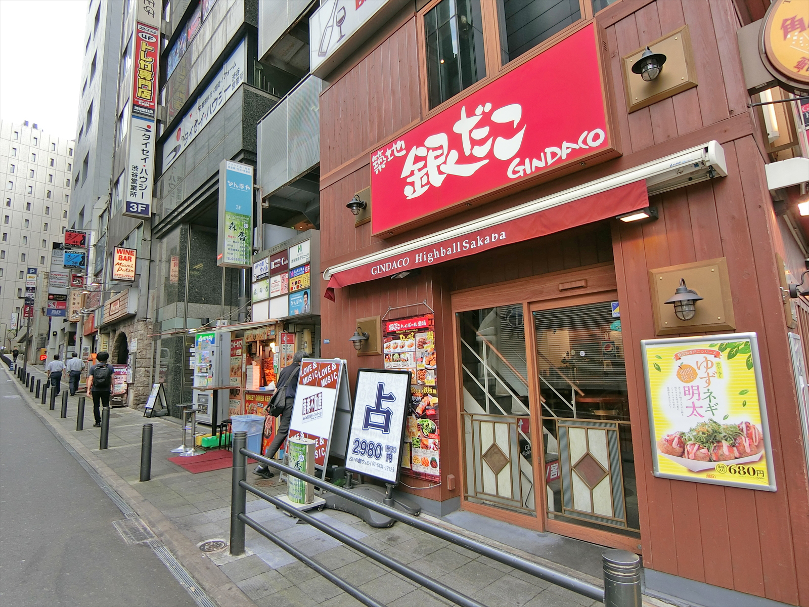 付近には飲食店が豊富