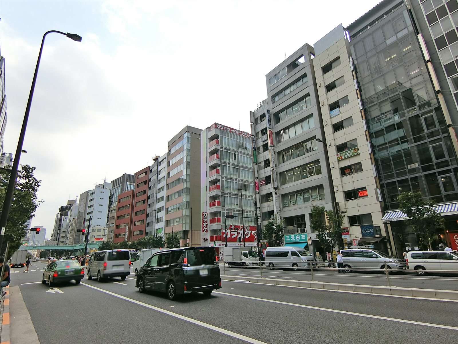 明治通り沿いに立地