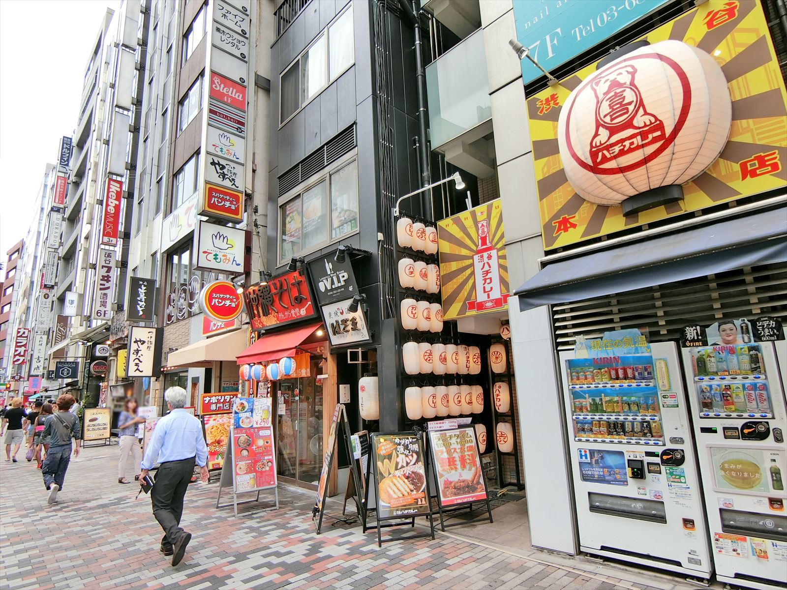 付近には飲食店が充実