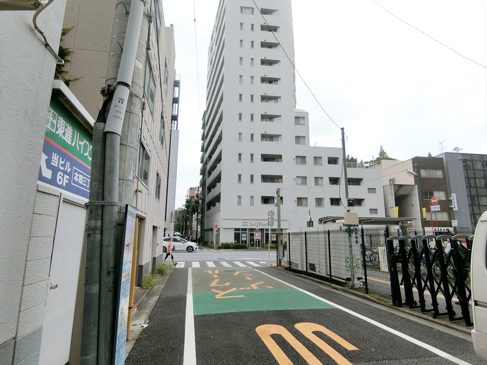 本郷第一ビル前面の通り