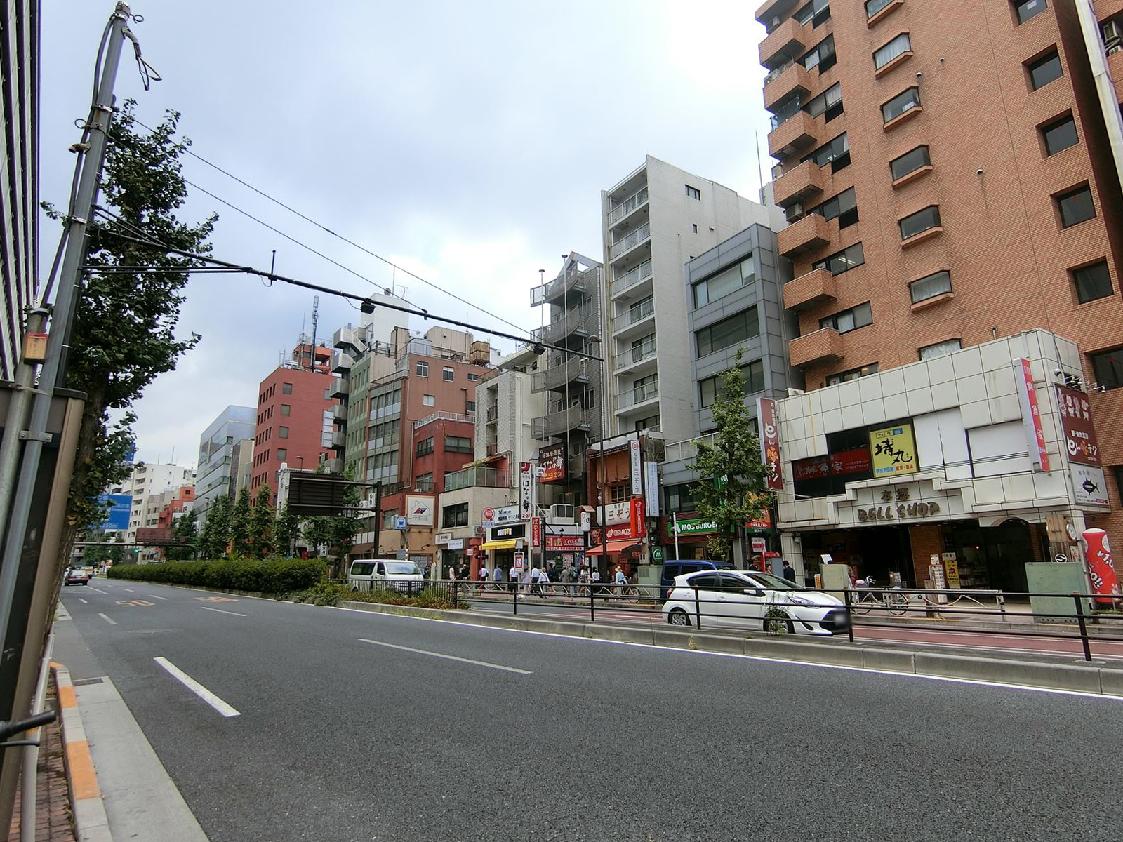 本郷通り沿いに建ち並ぶ