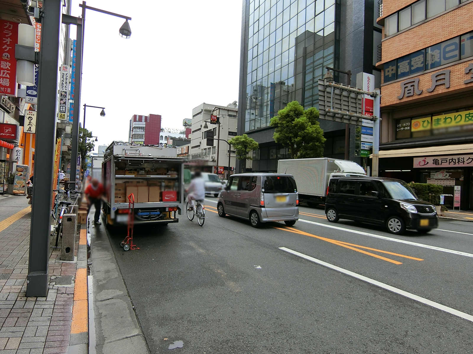 大関屋ビル前面の明治通り