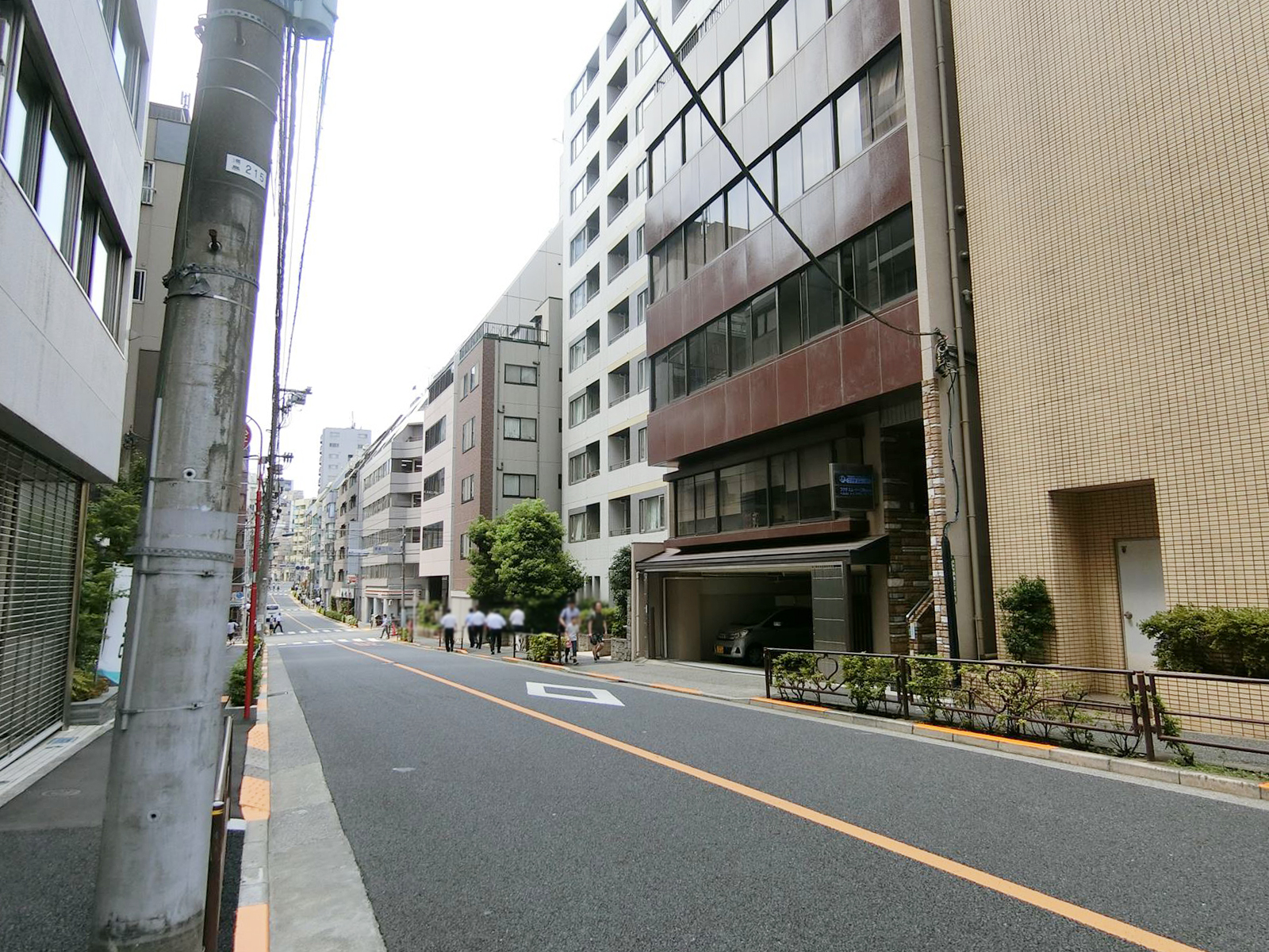 共立育英会ビル前面の通り