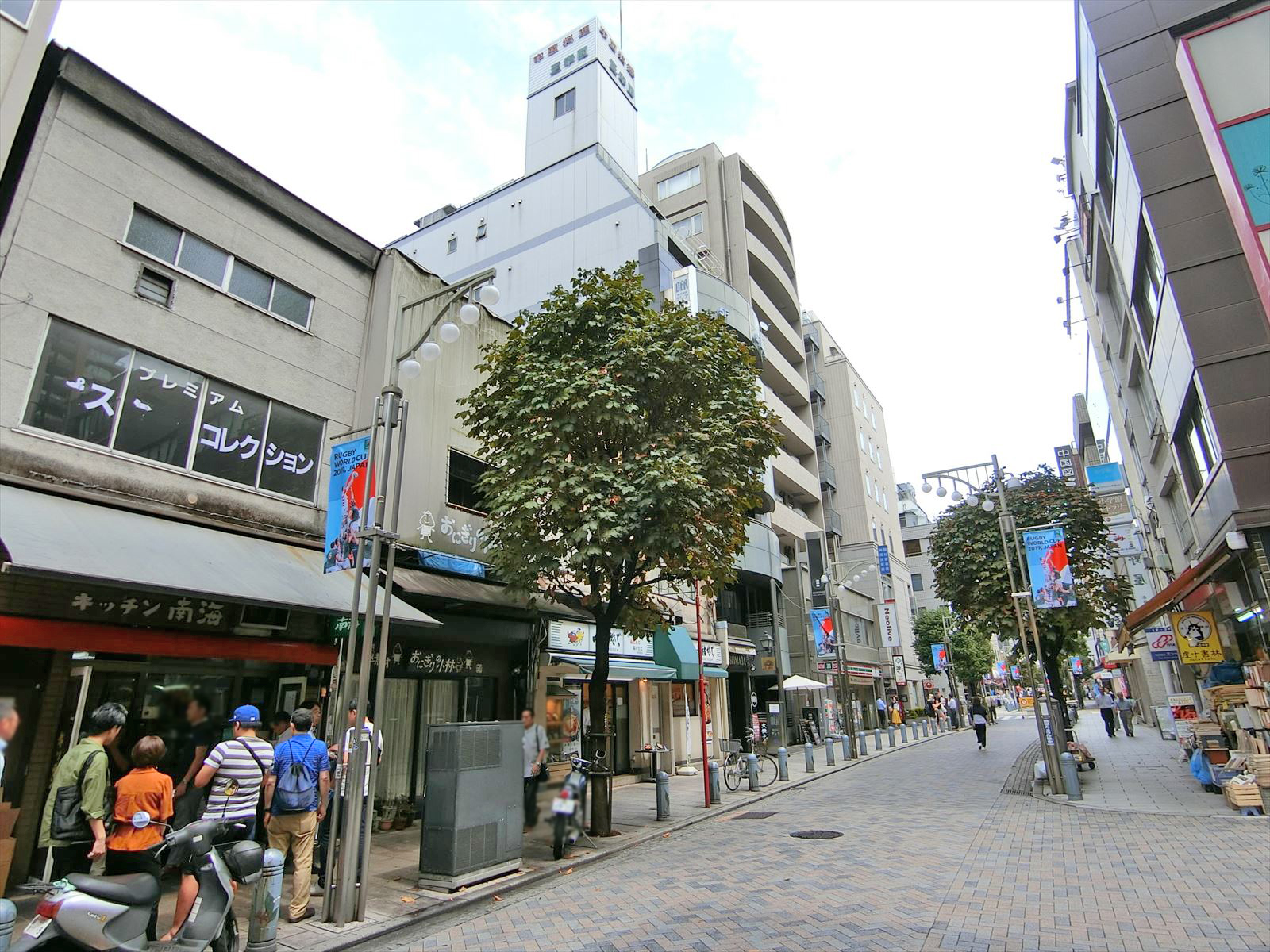 すずらん通り沿いに立地