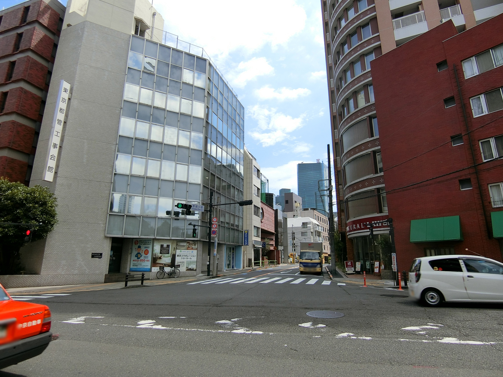 赤坂三基ビル前面の赤坂通り