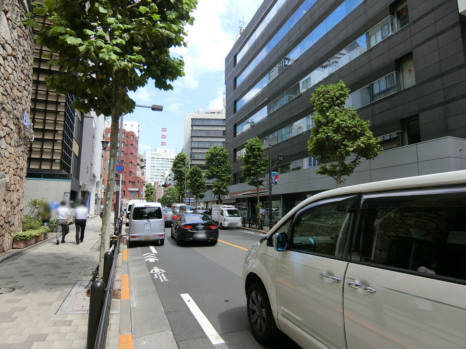 赤坂小林ビル前面の赤坂通り