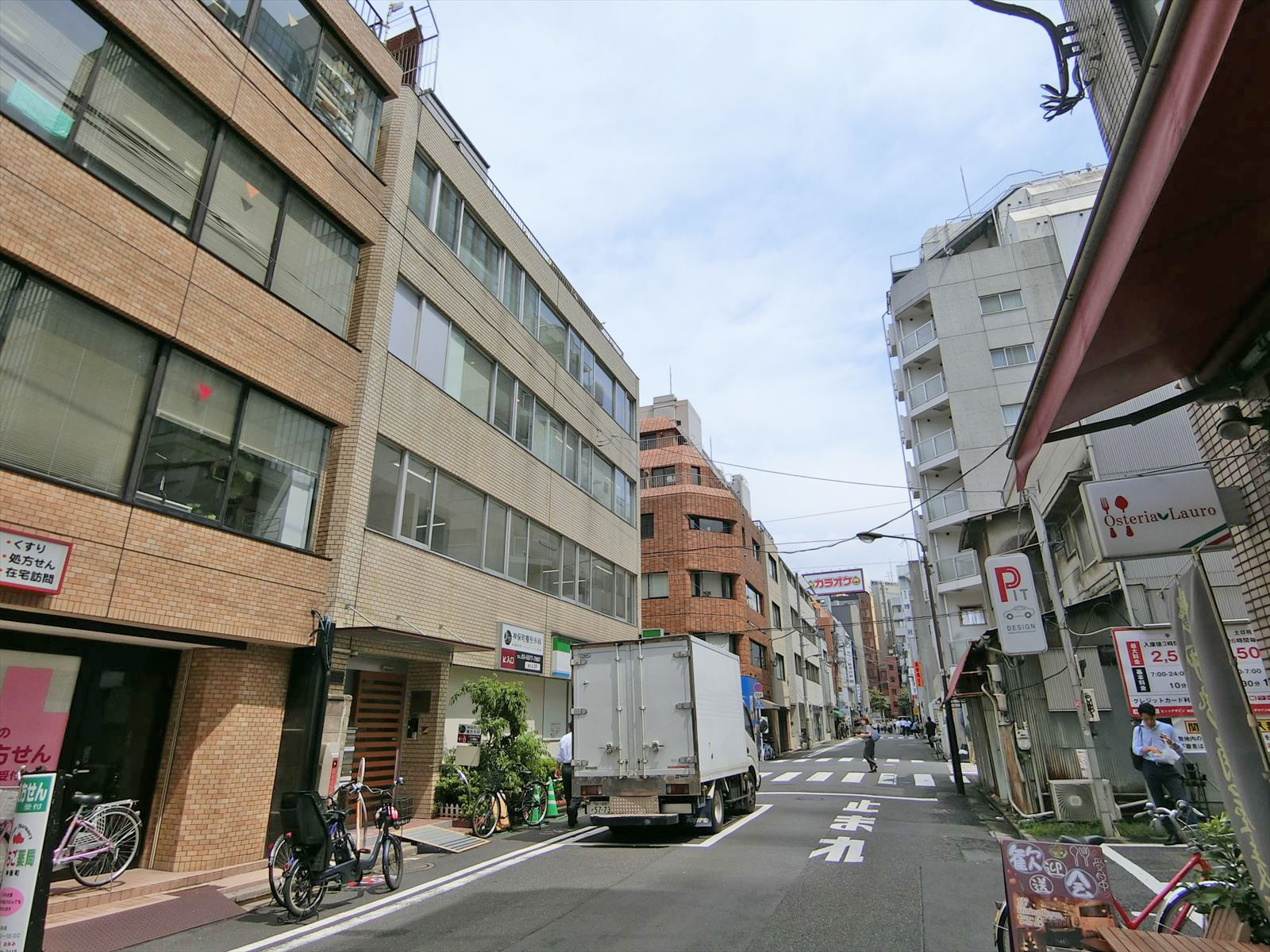 すずらんビルの前面の通り