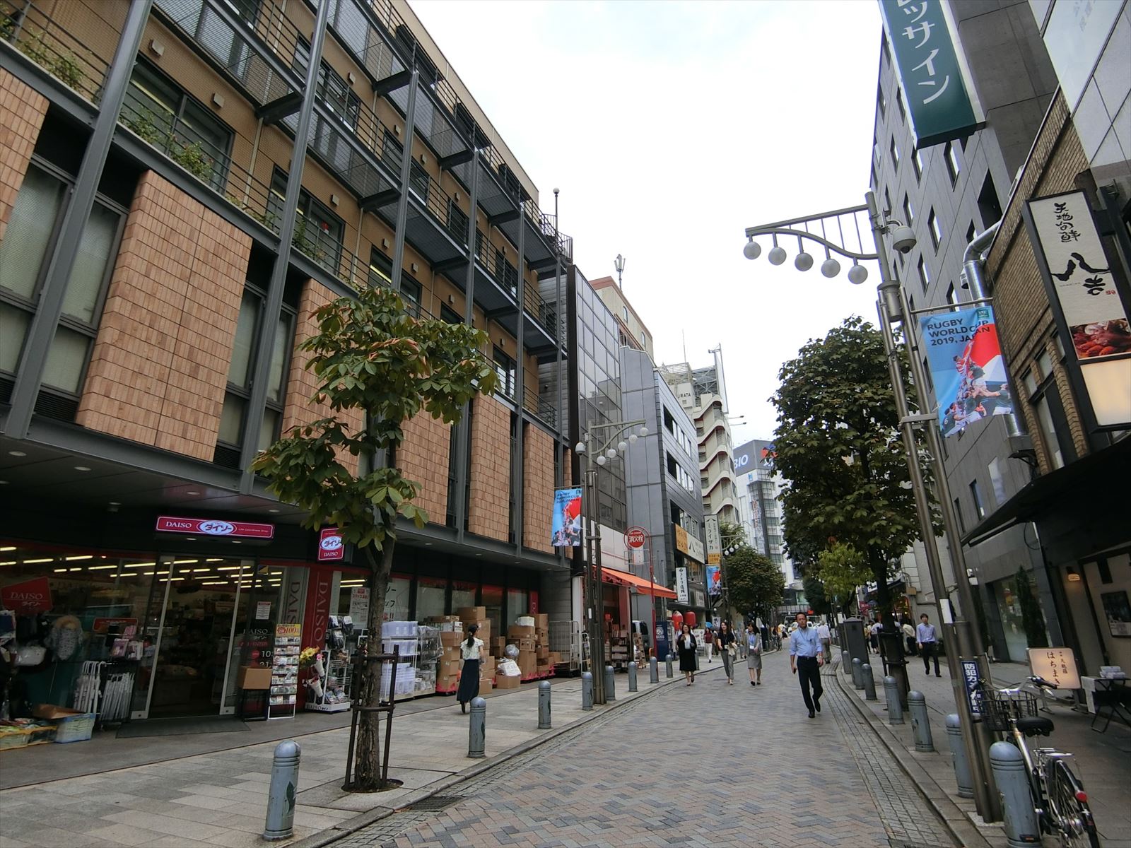オフィスビル前面のすずらん通り