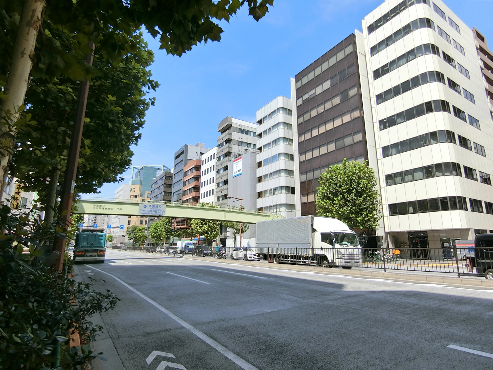 C&Kビル前面の靖国通り
