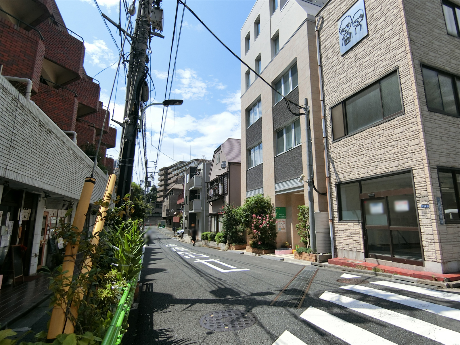 石橋水産食品赤坂8丁目ビル前面の通り