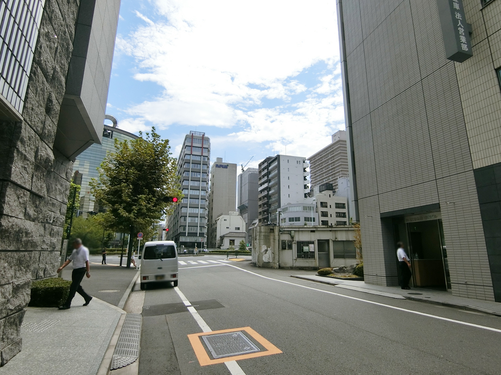 みづほビル前面の通り