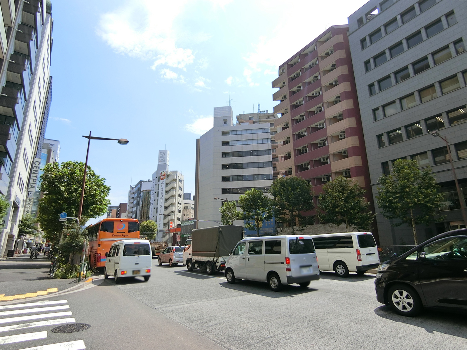 日本ビル前面の靖国通り