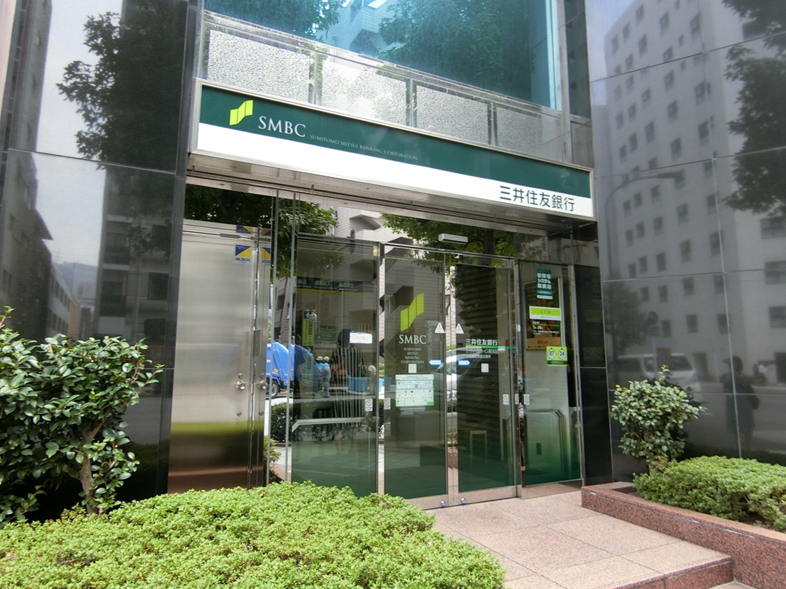 徒歩2分の三井住友銀行ATMコーナー