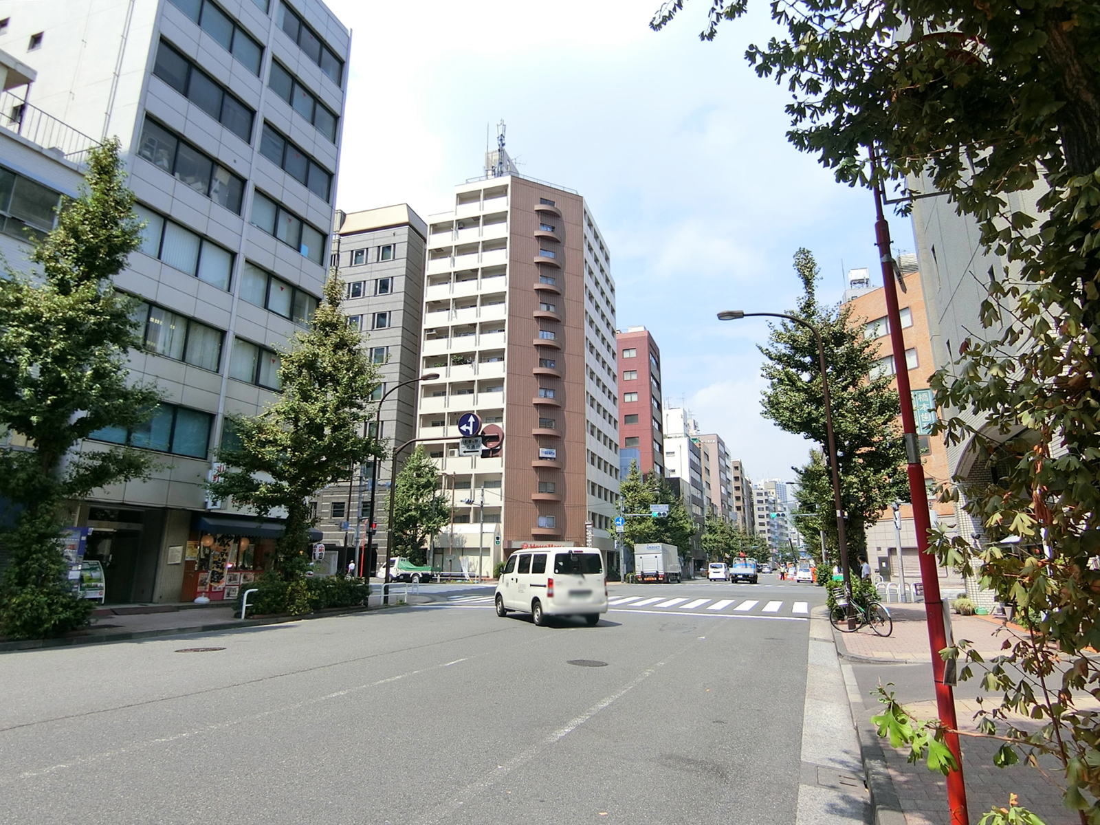 NS岩本町ビル前面の神田金物通り