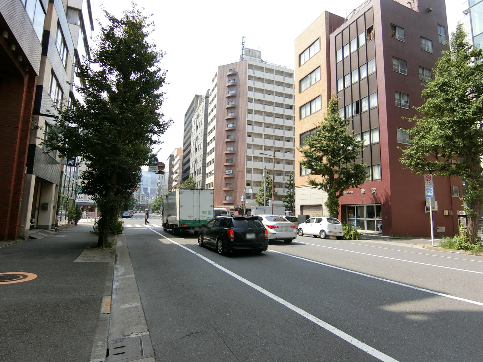 池原第一ビル前面の神田金物通り