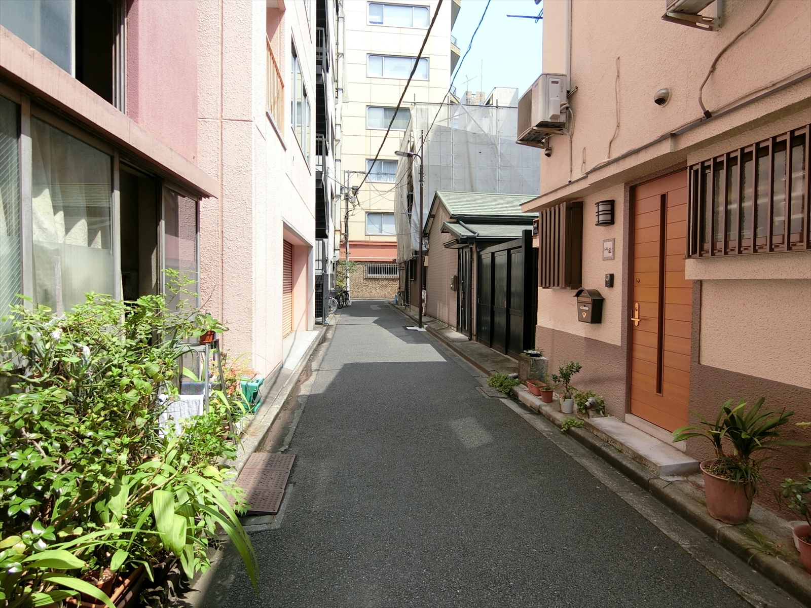 オフィスビル出入口側の通り