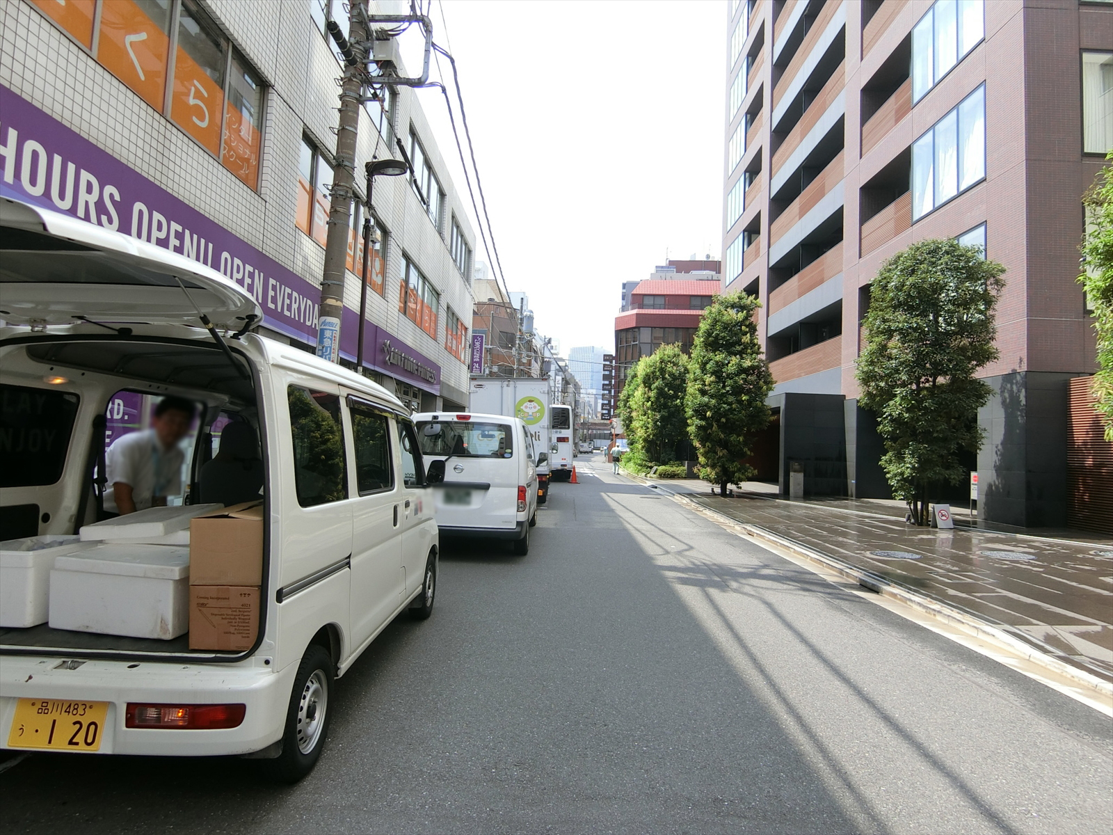 ユニゾ岩本町一丁目ビル前面の通り
