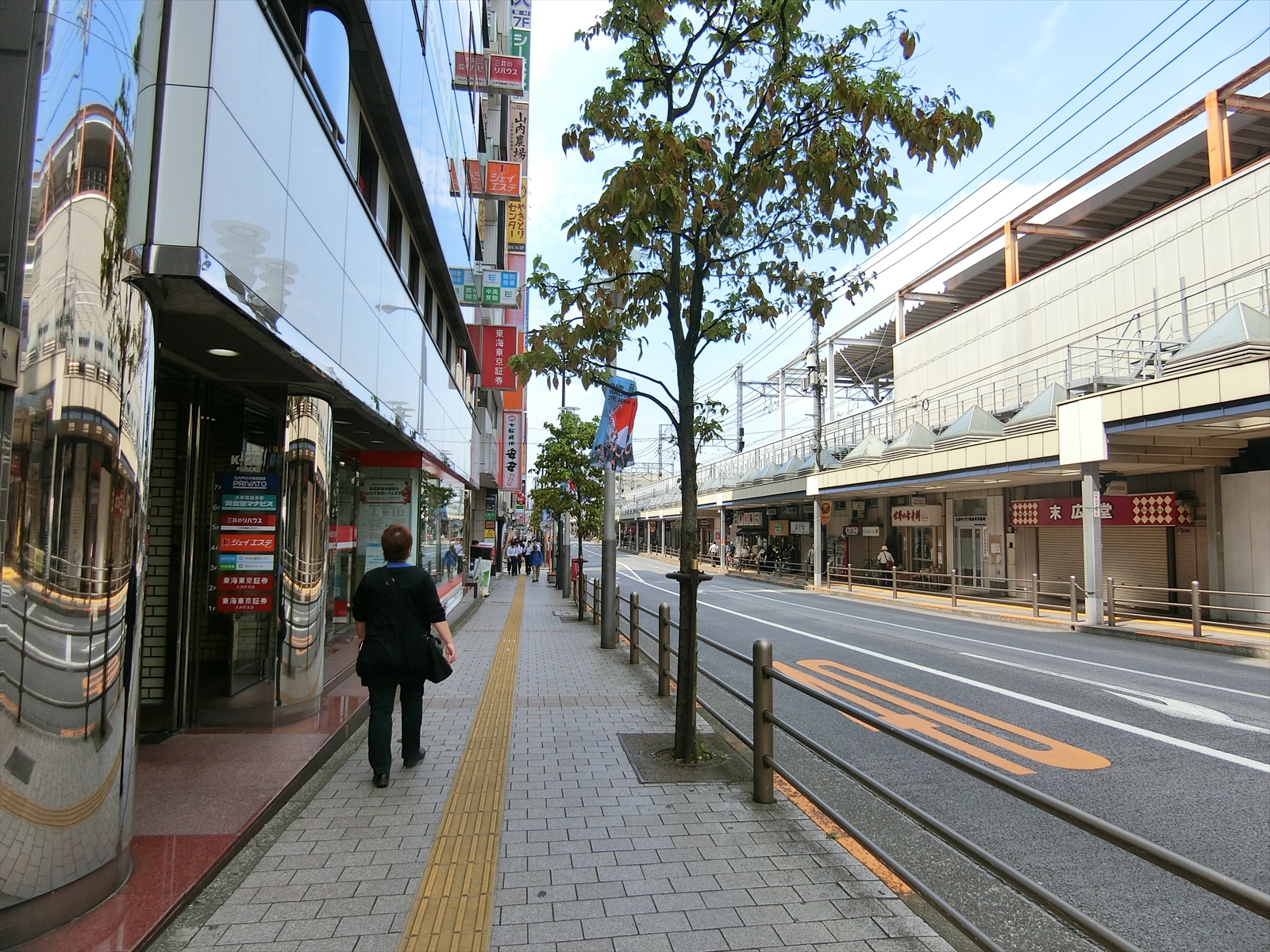 オフィスビル前面の区役所通り