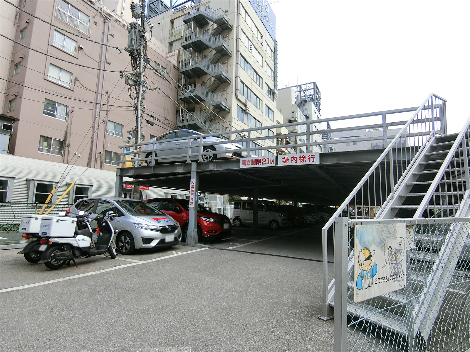 目前に立体駐車場