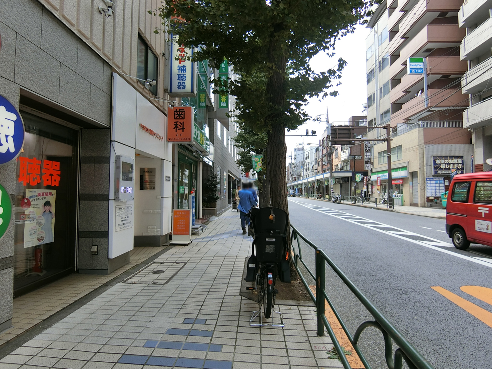 栄隆ビル前面の通り