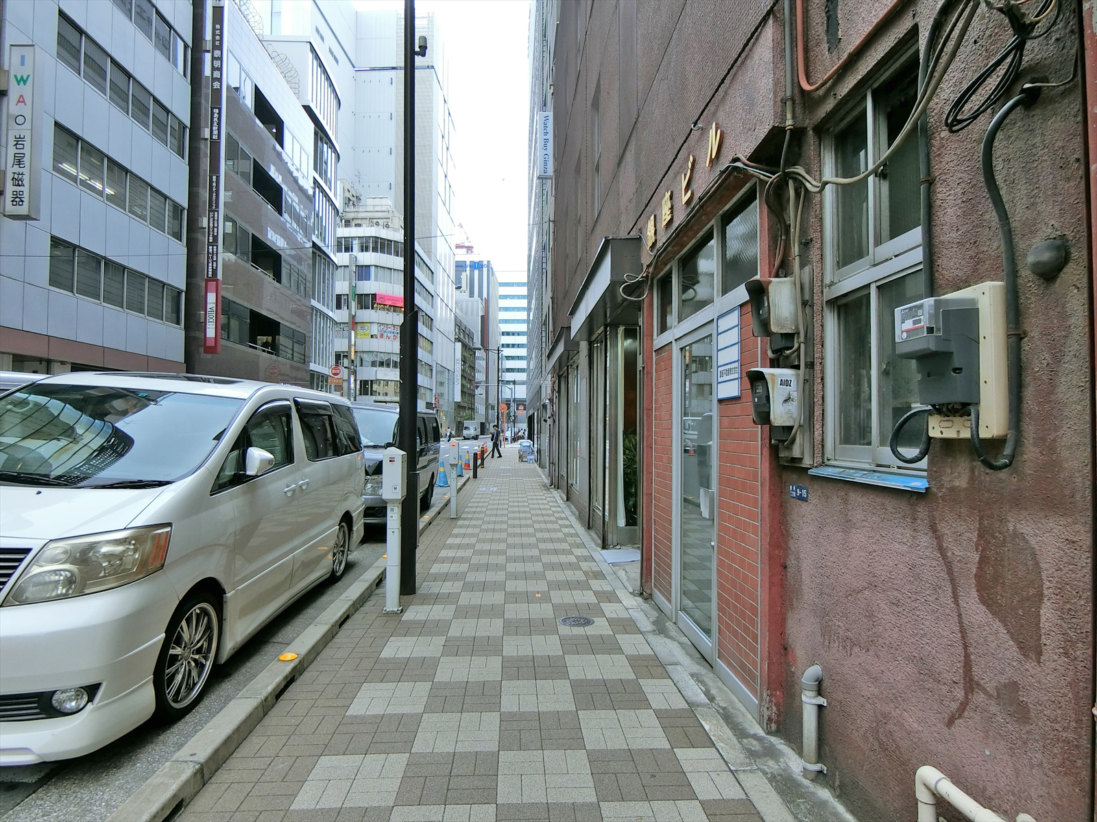 銀座サクラヤビル前面の通り