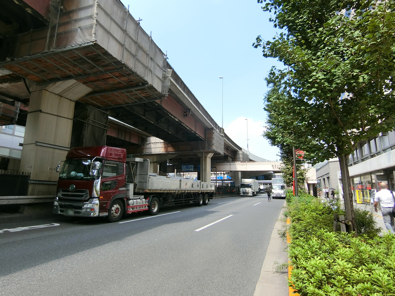 常磐ビル前面の昭和通り
