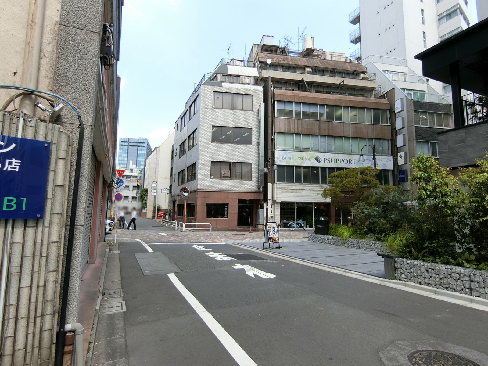 日産ビル前面の通り