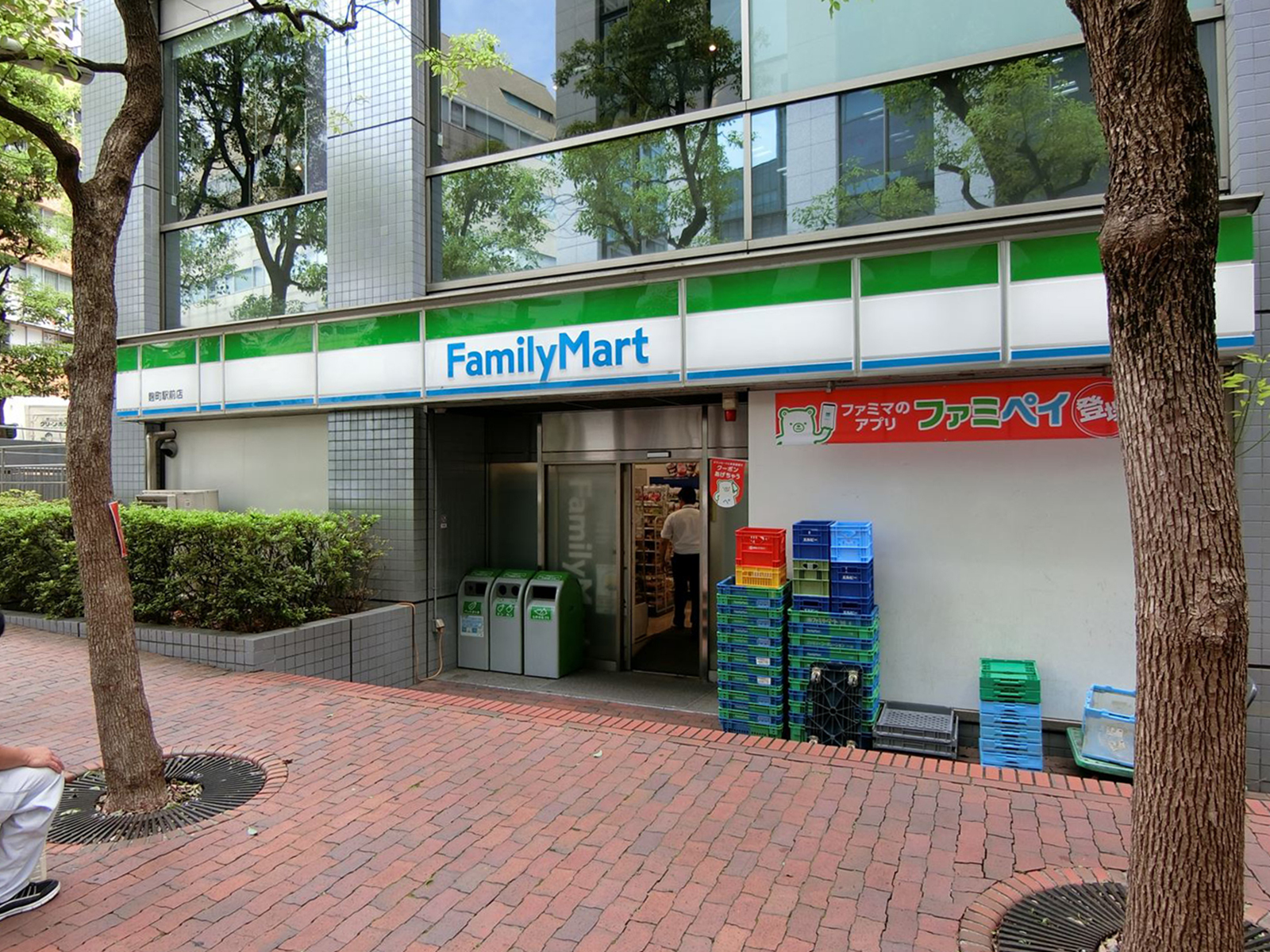 徒歩2分のファミリーマート