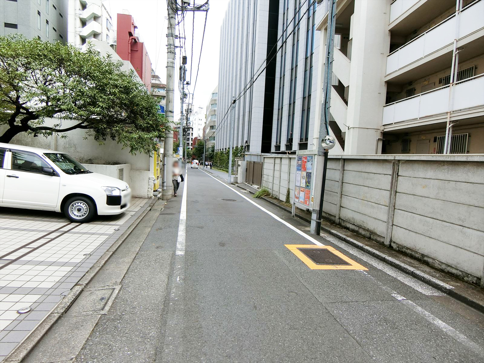 バウ・エプタ前面の通り