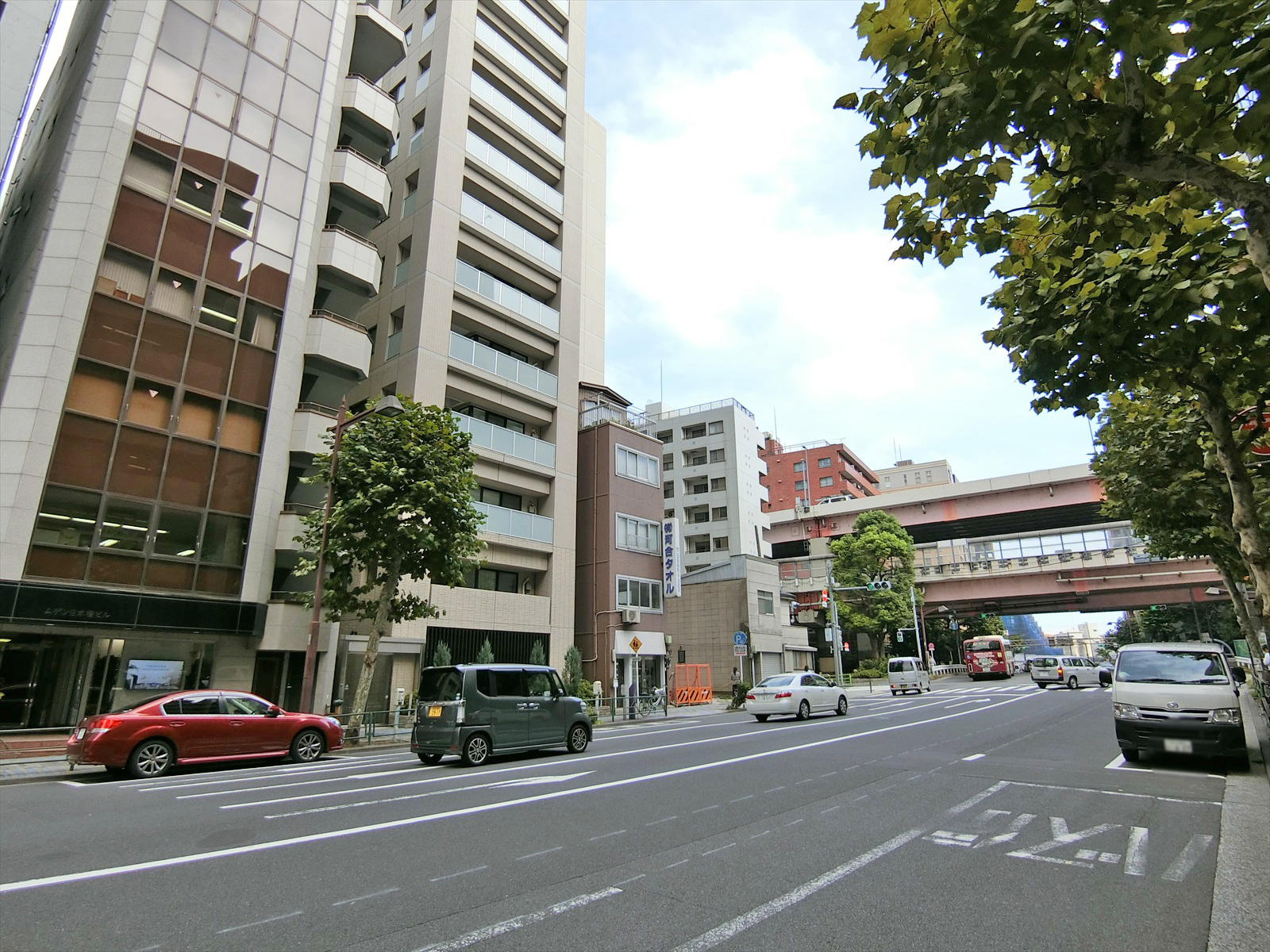 清洲橋通りを一本入った立地