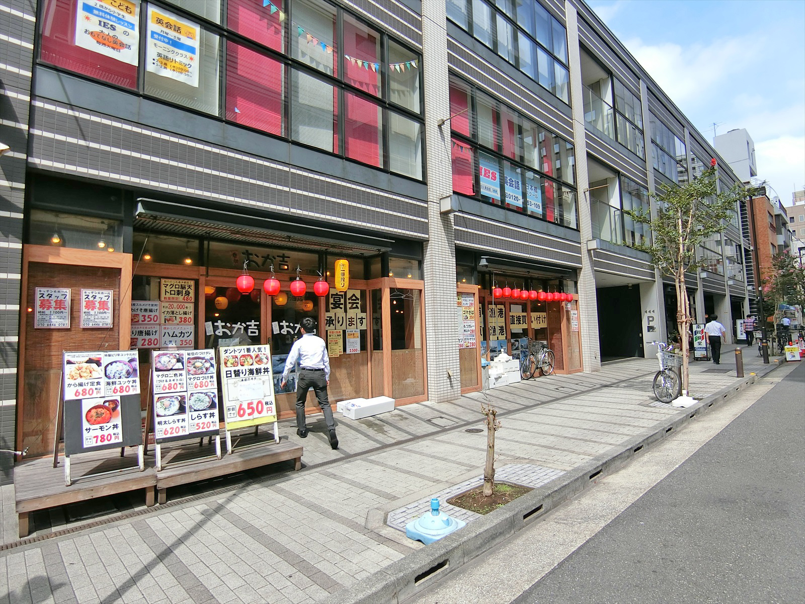 付近には飲食店が充実