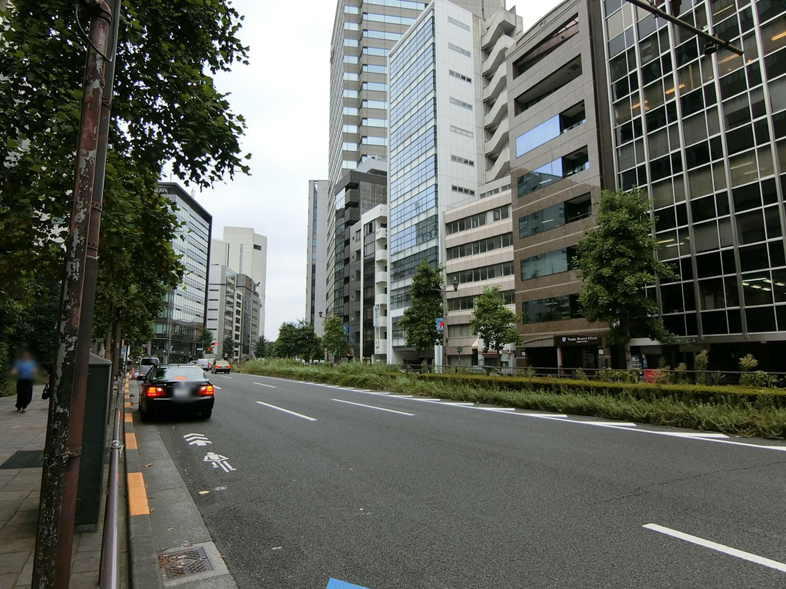 麹町ロイヤルビル前面の新宿通り
